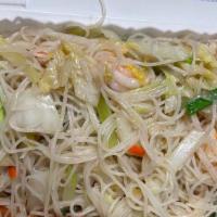 Shrimp Chow Fun / 蝦炒粉 · Flat noodles. / 河粉。