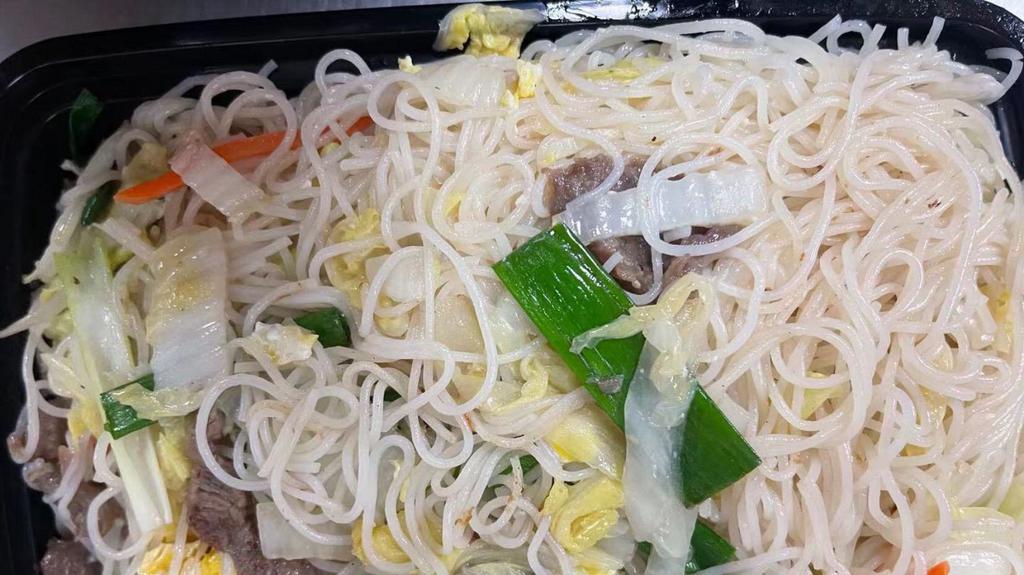 Beef Chow Fun / 牛肉炒粉 · Flat noodles. / 河粉。