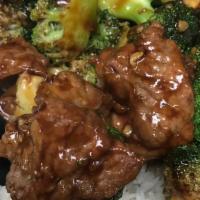 Beef With Broccoli / 芥蘭牛 · Served with white rice. / 附白飯。