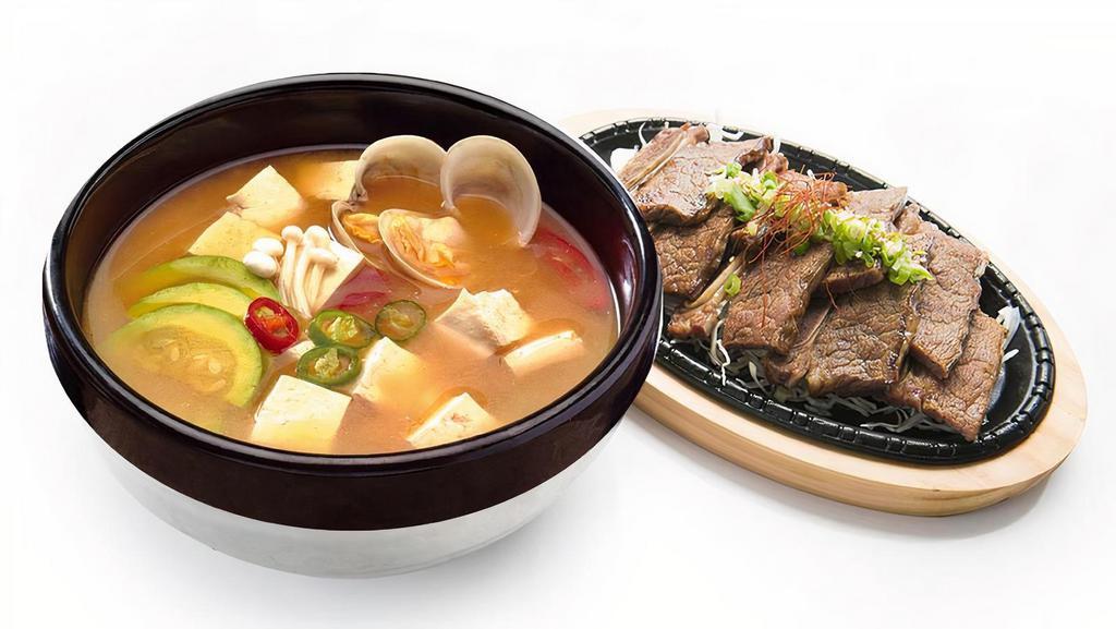 Denjang Jjigae + La Galbi Set 된장 찌개 + La 갈비 세트 大酱汤 + La排骨 · Doenjang-seasoned stew made with anchovy broth, fish or clams, and summer squash. The broth is thick and flavorful, and good for mixing with rice + LA Galbi 高汤中放入大酱，再加入肉、鱼贝 类、豆腐、西葫芦等熬煮即可。大酱汤的汤汁 浓厚，材料丰富，很适合拌饭吃 + LA排骨。