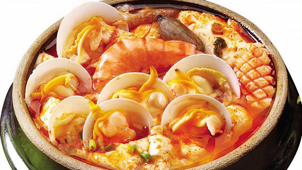 Haemul Soon Tofu 해물 순두부 海鲜嫩豆腐锅 · This stew is prepared by boiling squid, clam, shrimp, and other seafood with soft bean curd and vegetables. (Squid, Shrimp, Octopus, Mussel) 将鱿鱼、贝类、虾等海鲜和嫩豆腐、蔬菜等材料放入锅中一起炖煮即可。