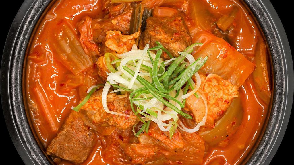 Kimchi Jjigae 김치 찌개 泡菜汤 · A spicy stew made with sour kimchi, fatty pork, and chunks of tofu and green onion. 用发酵完熟好的酸味儿泡菜炖的汤。将辣白菜上的调味料抹掉，加入猪肉、鱼贝类、豆腐、葱段等一同熬煮而成。