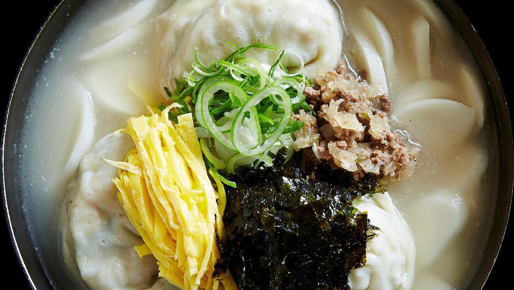 Tteok Man Dut Gui 떡만둣국 年糕饺子汤 · Homemade beef dumplings and rice cake soup with vegetables.
将饺子和年糕片放入高汤中煮熟食用。年糕汤和饺子汤本是各自一道食物，合二为一就成了年糕饺子汤