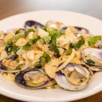 Linguini Clam Sauce · (White or Red) fresh clams, olive oil, & garlic
