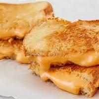 Tostada De Queso Americano Sandwiches / Sandwich Toast With American Cheese · Queso americano. / American cheese.