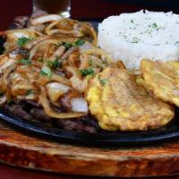 Bistek Encebollado · Grilled steak topped with onions.