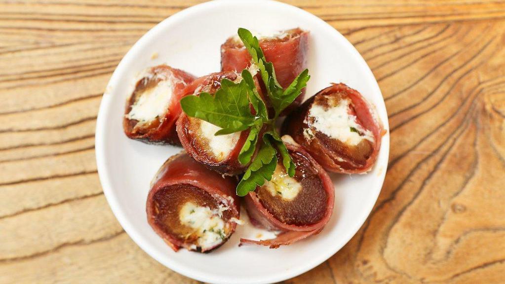 Date Pincho · Goat cheese, mint and speck.