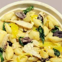 Mediterranean Mac · 32 oz.- Cheddar, spinach, chicken, olives, banana peppers, feta.