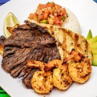 Mar Y Tierra / Surf & Turf · Carne asada, camarones, pollo, arroz, frijoles, chimol, ensalada, y aguacate. Servido con to...