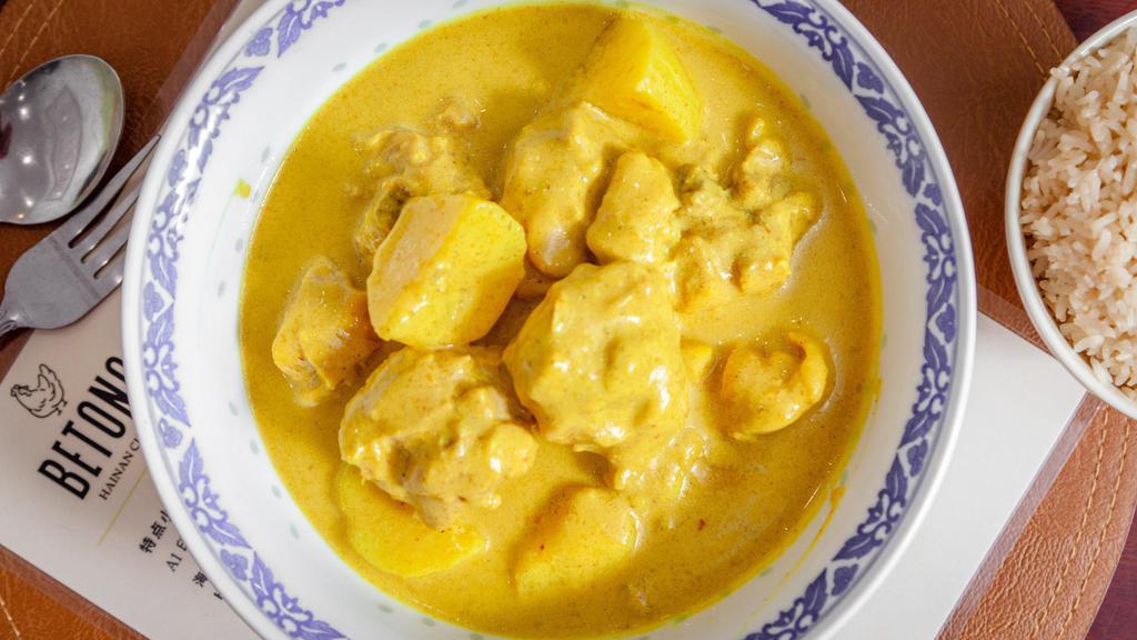 Curry Chicken / 咖喱鸡 · Served with house special soup. / 送汤。.