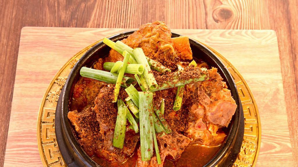 감자탕 / Gamja Tang · Pot stew with pork, potato and Chinese cabbage. Comes with one 16oz rice.