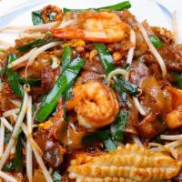 House Spicy Rice Noodle  炒贵刁 · Stirred fried chow fun noodles with squid shrimp sprouts spicy sauce.