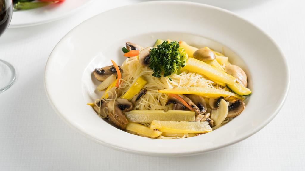 Cappellini Al Primavera · Fresh vegetables sautéed in garlic and olive oil sauce.