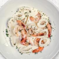 Camarones Y Calamares En Crema Al Vino · Shrimp & calamari in cream wine sauce.