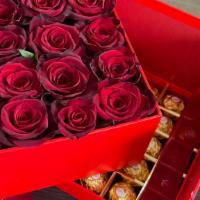 Square Box Red · Fresh roses with candy