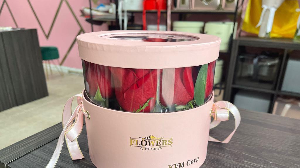 Pink Desire (M) · Pink box with fresh roses, the average size, 12-15 poses