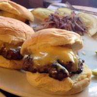 Cheeseburgers With Pickle & Caramelized Onion Slider · 