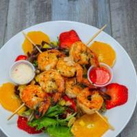 Ensalada Con Camarones Asados · Salad with grilled shrimp.