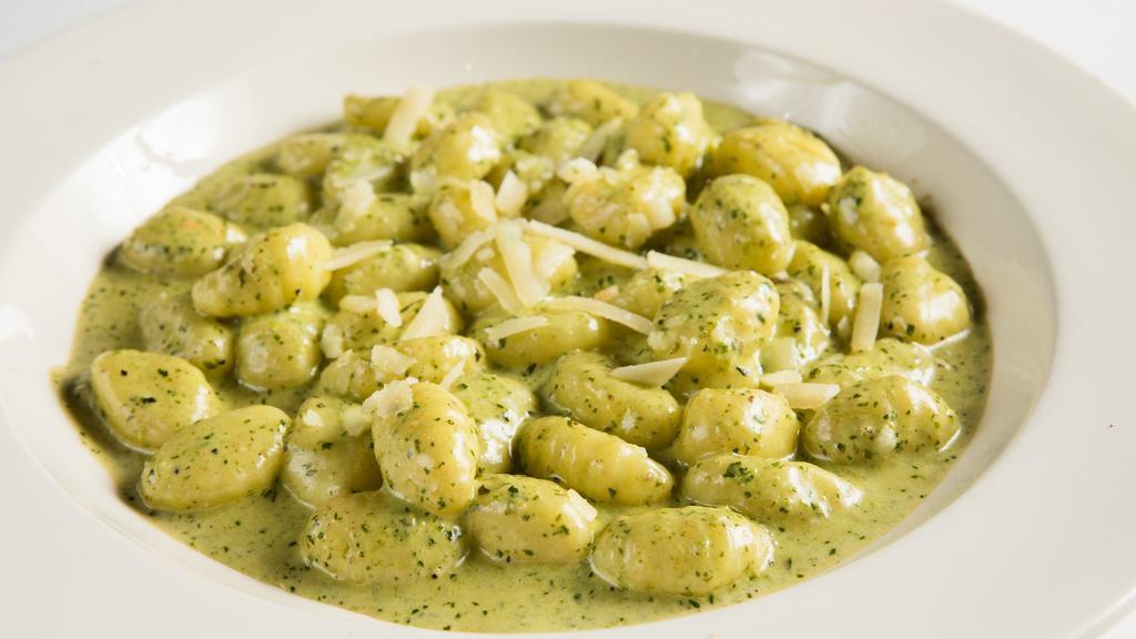 Gnocchi Pesto · Homemade pasta with pesto sauce.