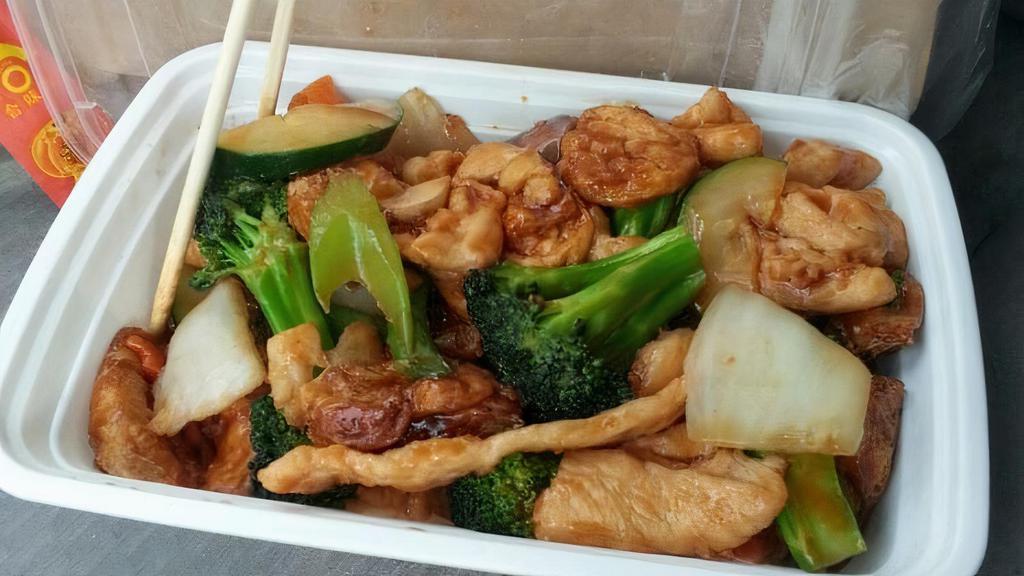 Subgum Wonton · Roast pork, chicken, jumbo shrimp and beef with assorted vegetables and golden wonton with white rice.