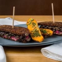 Mushroom Reuben · pickled cabbage, swiss cheese, caramelized onions, Aleppo-roasted sweet potatoes, vt

gluten...