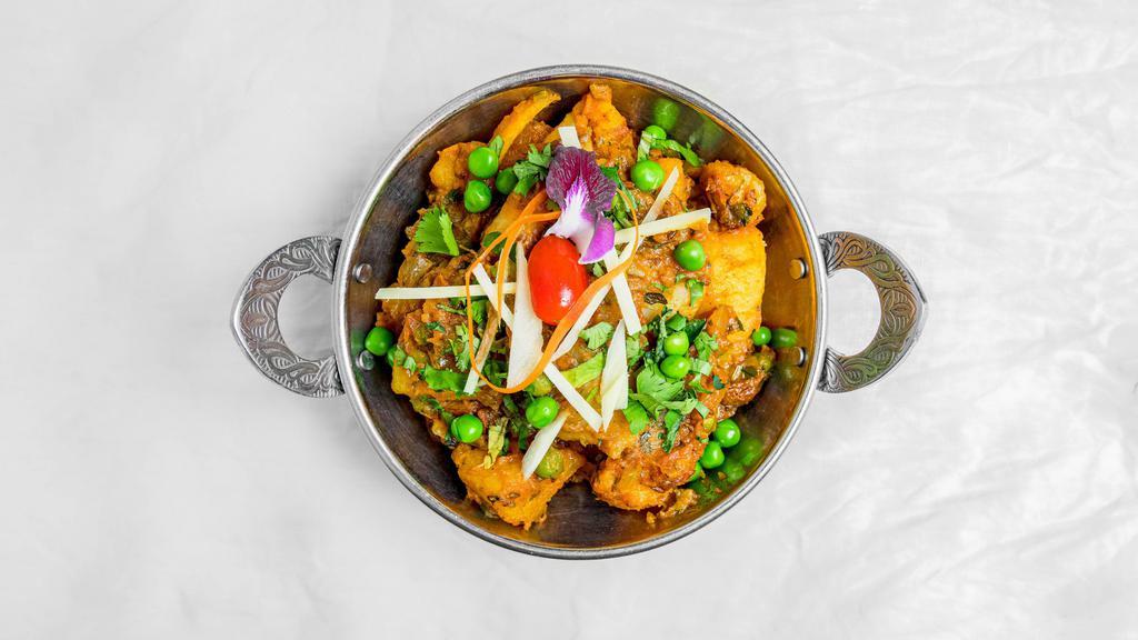 Aloo Matar Sookha · Cumin spiced dry potato and pea stir fry with ginger, asafetida and turmeric, to be eaten inside roti wraps- lunchbox favorite of many. Pairs well with our plain tawa roti and Moong Dal Tadka.
VEGAN, NUT FREE, GLUTEN FREE
