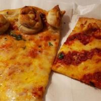 Classica Pizza · Tomato sauce and mozzarella.