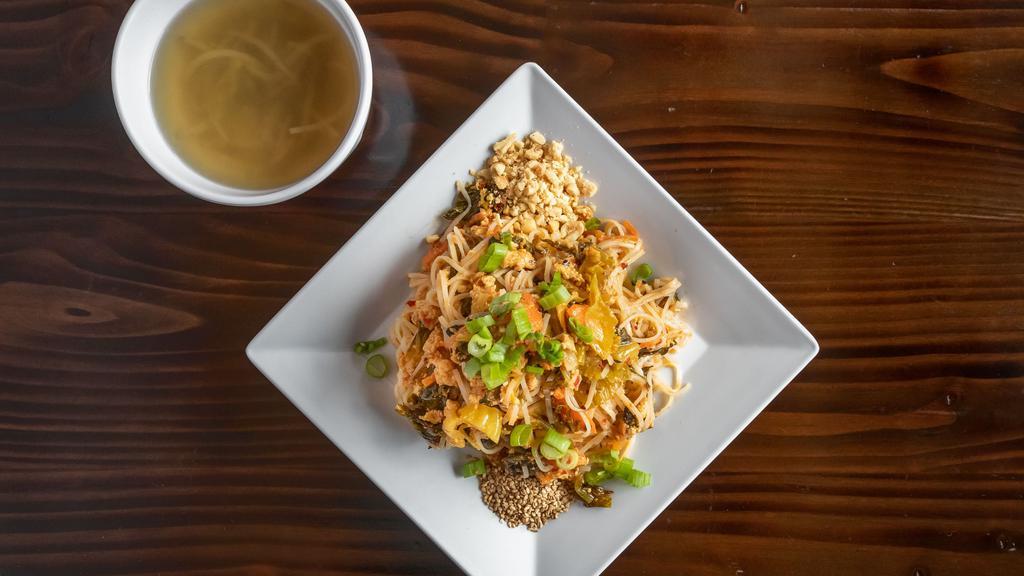Shan Khauk Swal Thoke · Rice noodle, ground chicken with tomato, scallion crushed peanut and pickled mustard green leave.