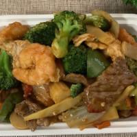 Happy Family · Jumbo shrimp, roast pork, lobster, chicken with mushrooms, snow peas, celery and broccoli in...