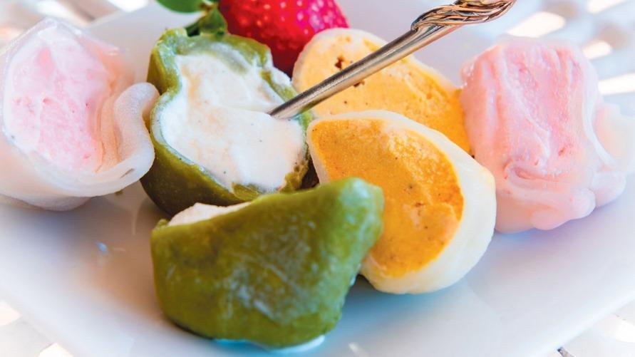 Mochi Ice Cream 糯米团冰淇淋 · Vanilla, green tea, mango.  （香草，绿茶或芒果味）