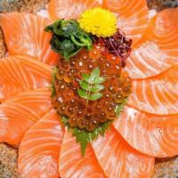Salmon Don 三文鱼盖饭晚餐 · 12 pieces salmon sashimi over rice. 12片三文鱼刺身搭配海带沙拉，黄萝卜
