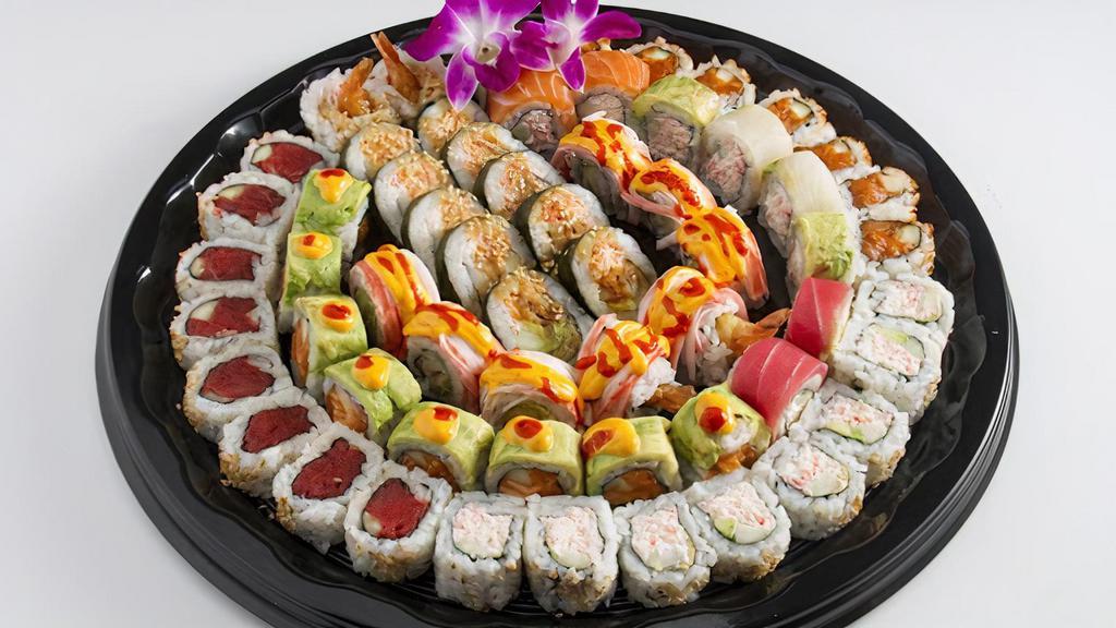 Party D · 10 rolls tray ( 4 special rolls and 6 regular rolls).