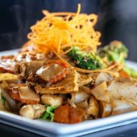 Pad Se-You Chicken · Stir-fried flat noodles with chicken, broccoli, bean sprouts, egg, in sweet dark soy sauce.