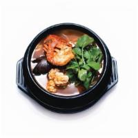 해물 뚝배기 Haemul Tukbaegi 海鲜锅 · combination of seafood in spicy stew served in a stone pot.