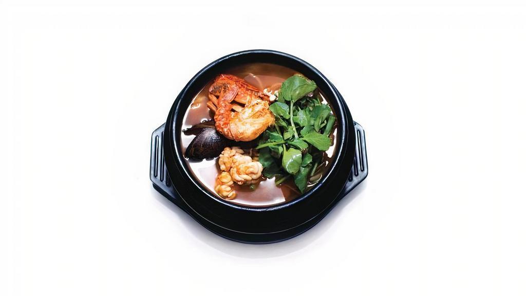 해물 뚝배기 Haemul Tukbaegi 海鲜锅 · combination of seafood in spicy stew served in a stone pot.