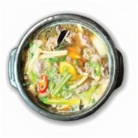 뚝배기 불고기 Hot Pot Bulgogi 砂鍋烤牛肉 · barbecued beef stew in an earthenware bowl.
