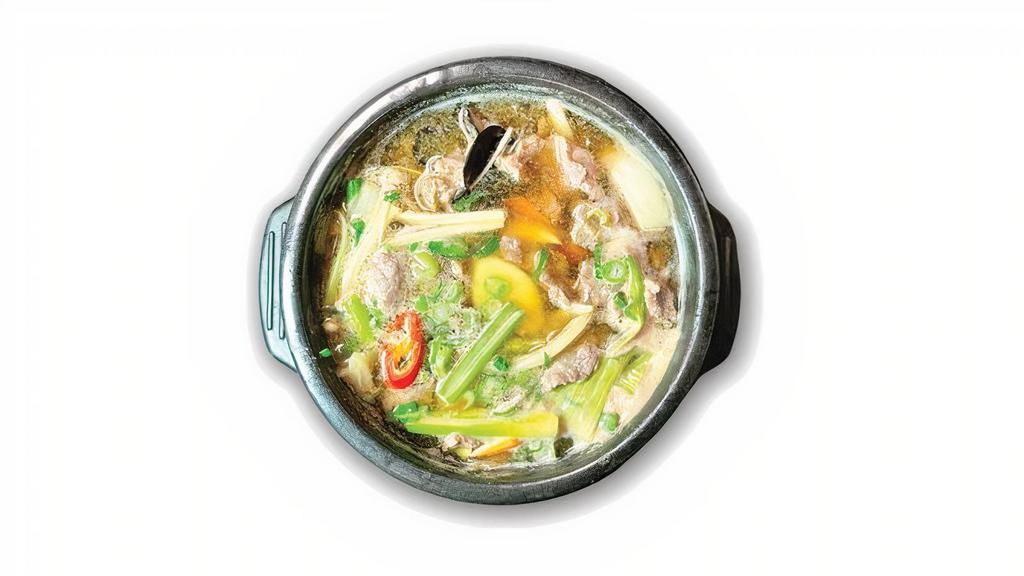 뚝배기 불고기 Hot Pot Bulgogi 砂鍋烤牛肉 · barbecued beef stew in an earthenware bowl.