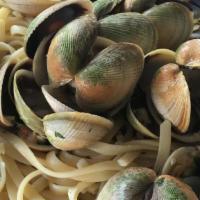 Linguine Al Sugo Bianco Con Vongole · De cecco linguine with tiny fresh cooked cockle clams, white wine, garlic and olive oil.
