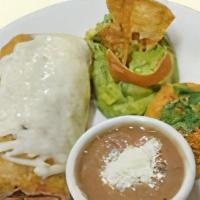 Chimichanga · Servido con arroz, frijoles y guacamole. / Served with rice, beans and guacamole.
