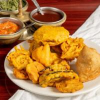 Tajmahal Platter (Veg) · A selections of our best veg appetizers including (Veg samosa, tikki, veg and paneer pakoras).