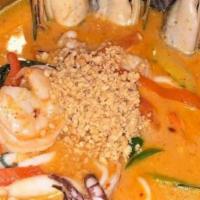 Top Thai Curry · Coconut milk, bell pepper, zucchini, carrot, broccoli (peanut curry).