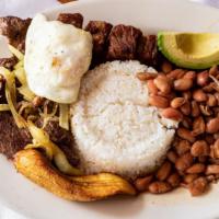 Albañil · Plato con carne asada, arroz, frijoles y un huevo frito. / Pan fried steak, rice, beans and ...