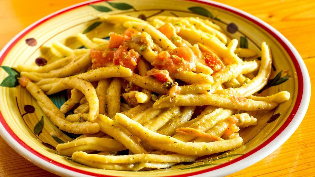 Fusilli Al Pistacchio · Long pasta with pistacchio garlic E. V. O.