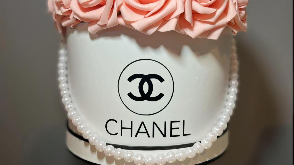Luxury Chanel Pearl Necklace Rose Box · Arrangement includes: 
- 12-24 peach pink flowers, 
- Handcraft  round box (Black, White , Pink) 
- Chanel logo 
 -Handcrafted white pearl necklace.
- Customized lettering upon request.