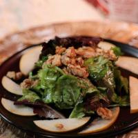 Pere & Noci · spring mix, fresh pears, walnuts, lemon and extra virgin olive oil dressing (VE)
