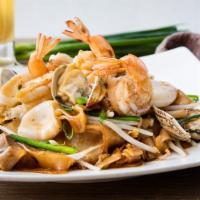 Penang Seafood Char Kway Teow 槟城海鲜炒粿条 · Spicy.