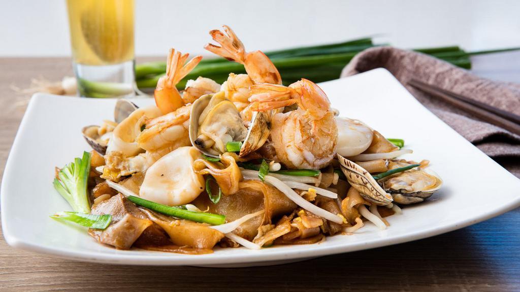 Penang Seafood Char Kway Teow 槟城海鲜炒粿条 · Spicy.