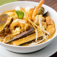 Seafood Curry Laksa 海鲜咖喱叻沙 · Spicy.