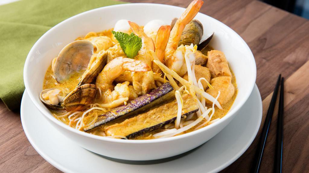 Seafood Curry Laksa 海鲜咖喱叻沙 · Spicy.