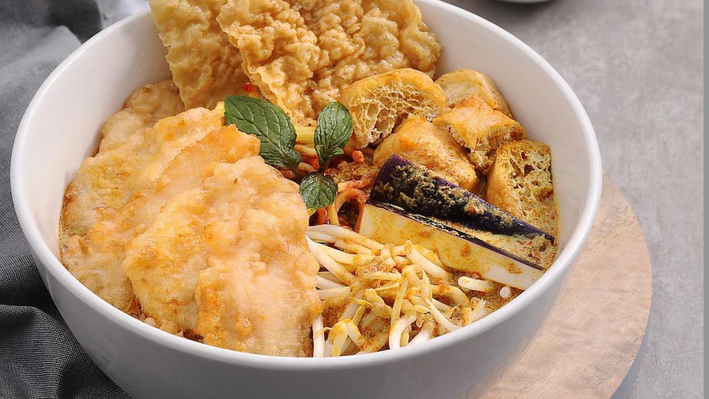 Fish Fillet Curry Laksa 鱼片咖喱叻沙 · Spicy.